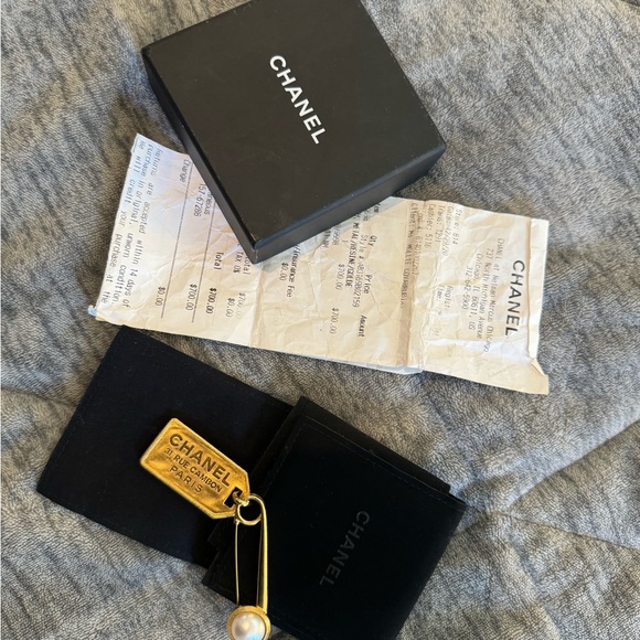 Chanel brooch dog tag pin - Picture 2 of 3